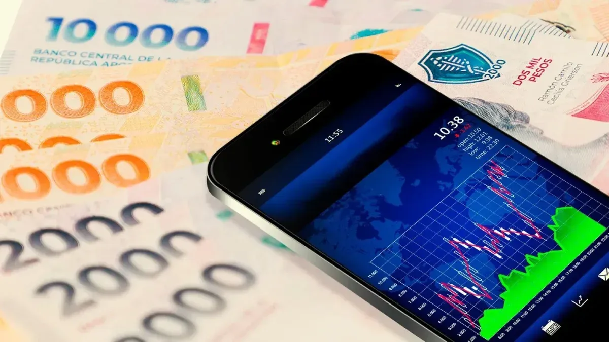 Gráfico comparativo de tasas de plazo fijo en bancos argentinos con billetes y pantallas de home banking