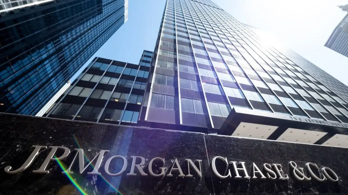 Ejecutivos de J.P. Morgan en una reunión financiera con gráficos de proyecciones económicas en la pantalla