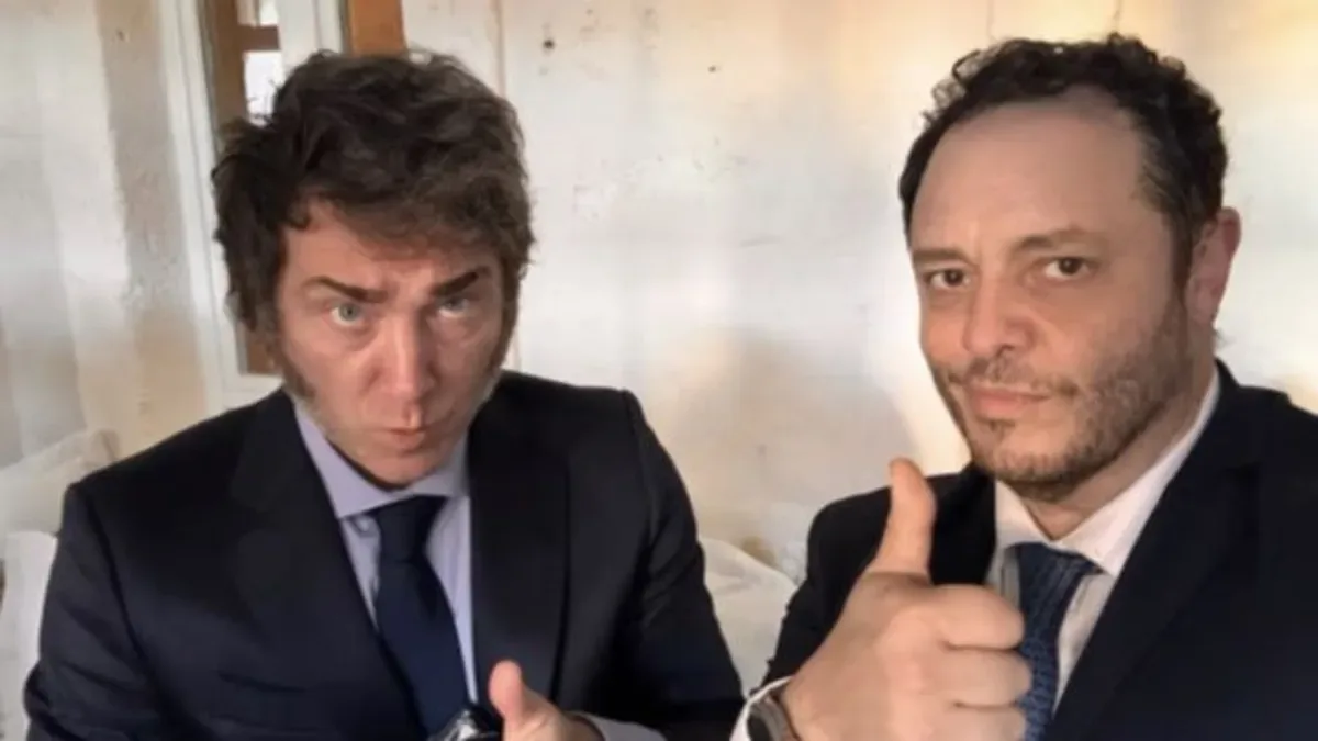 Javier Milei y Demian Reidel en un encuentro formal, con documentos y gráficos económicos
