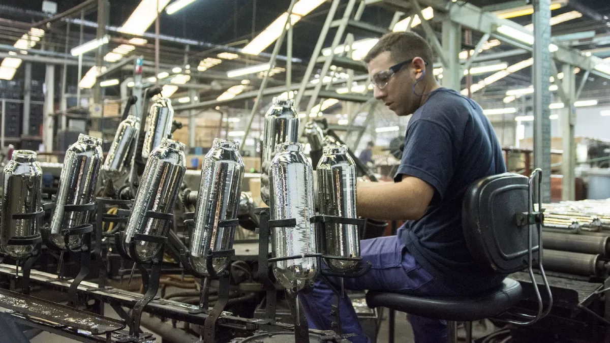 Empresarios y trabajadores de pymes reunidos en una fábrica con expresión preocupada