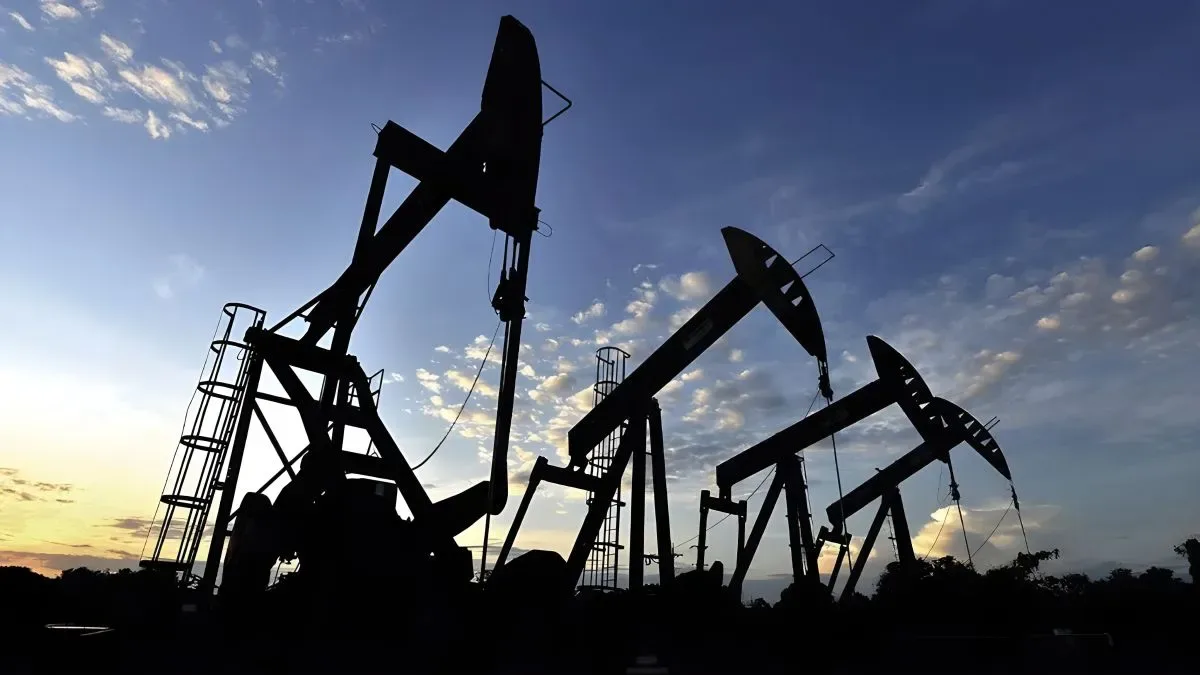 Plataforma de extracción de Vaca Muerta con flare de gas al atardecer en Neuquén