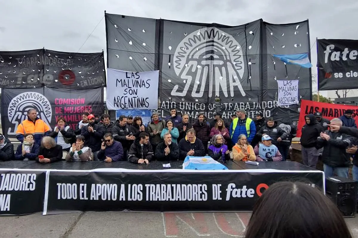 Tras seis meses de conflicto, trabajadores de FATE marchan a Plaza de Mayo para unificar luchas