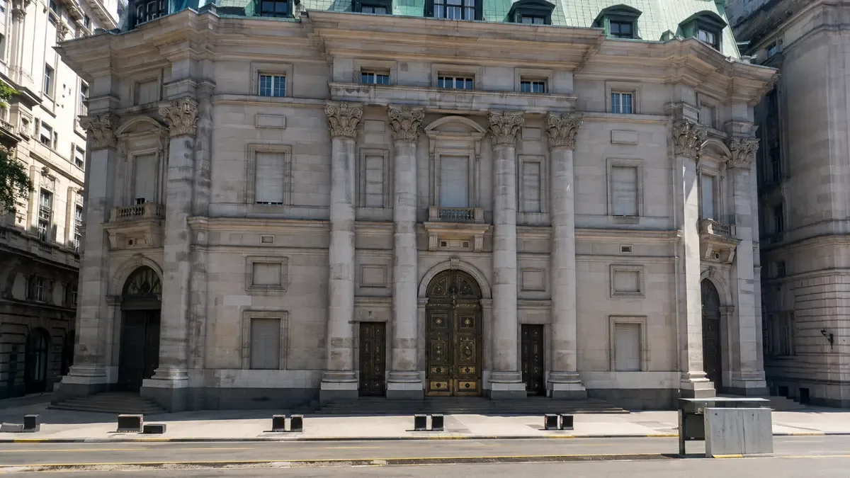 Fachada de piedra con columnas del Banco Central de la República Argentina