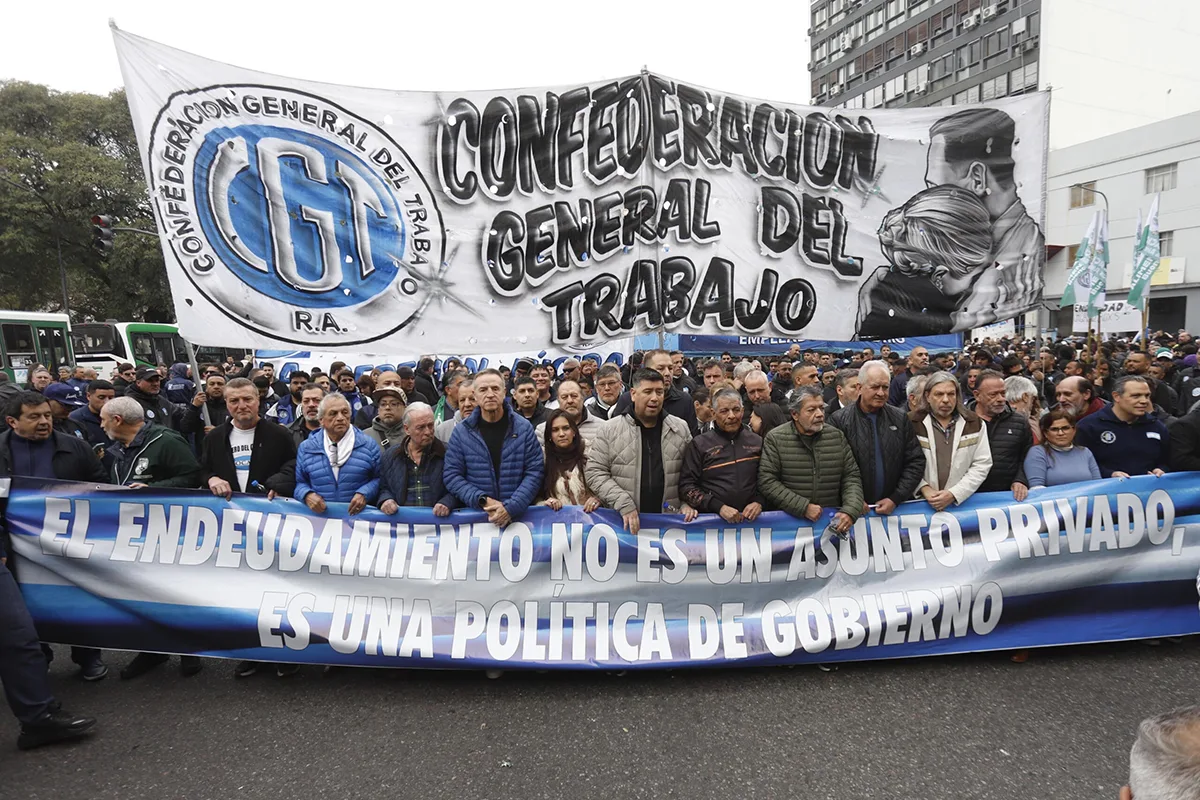 La CGT, CTA y UTEP marcharon a Economía contra el endeudamiento familiar