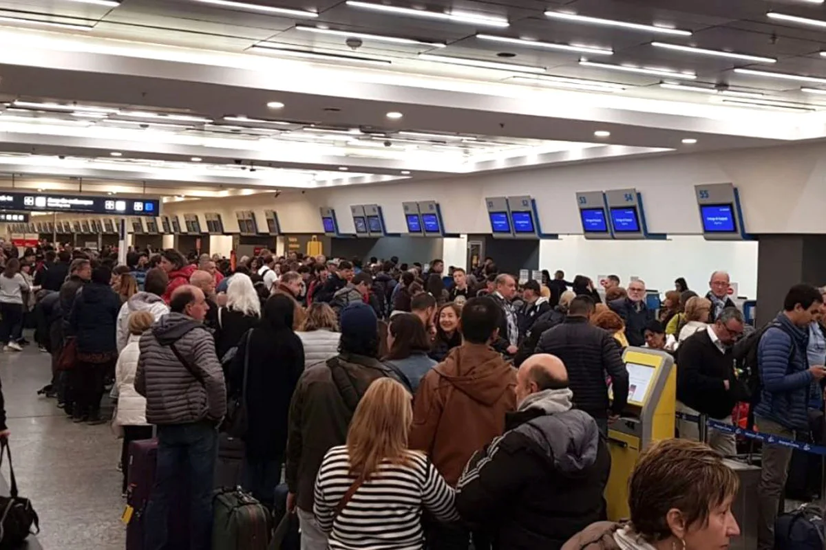 Trabajadores de aeropuertos inician paro de 48 horas por pérdida del 40% de poder adquisitivo